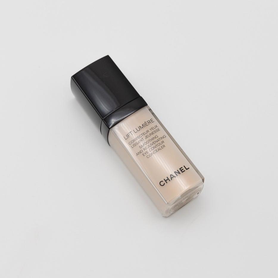 Chanel Lift Luiere Smoothing and Rejuvenating eye contour concealer 10 Beige lumiere