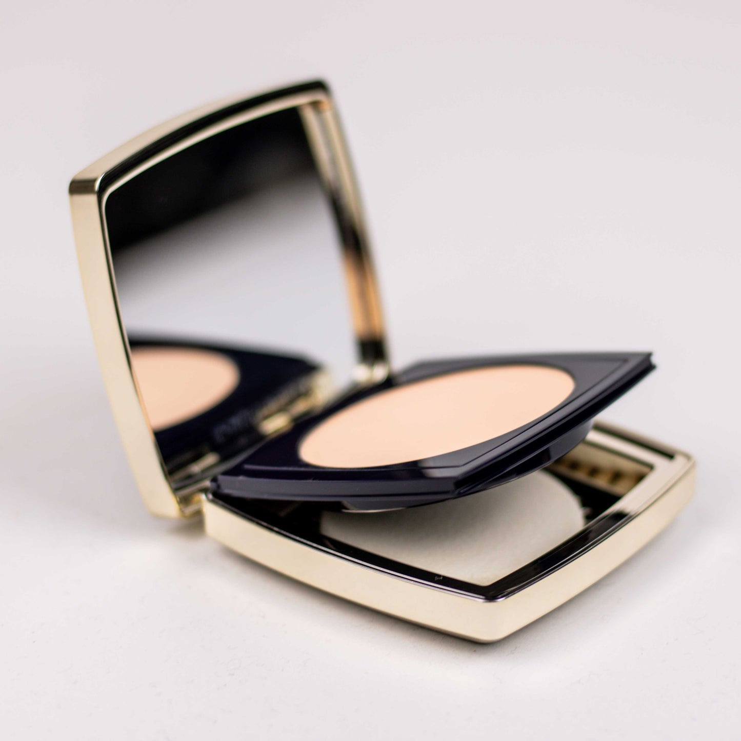 Estée Lauder Double Wear Stay in place matte powder foundation 1N1 Ivory Nude