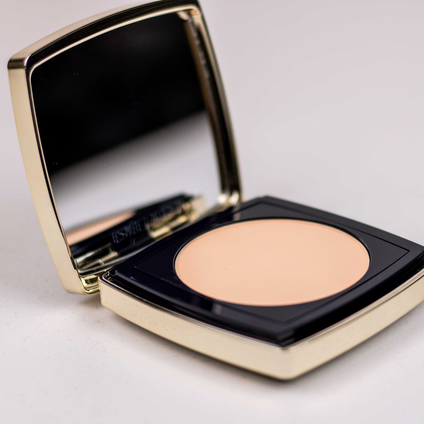 Estée Lauder Double Wear Stay in place matte powder foundation 1N1 Ivory Nude