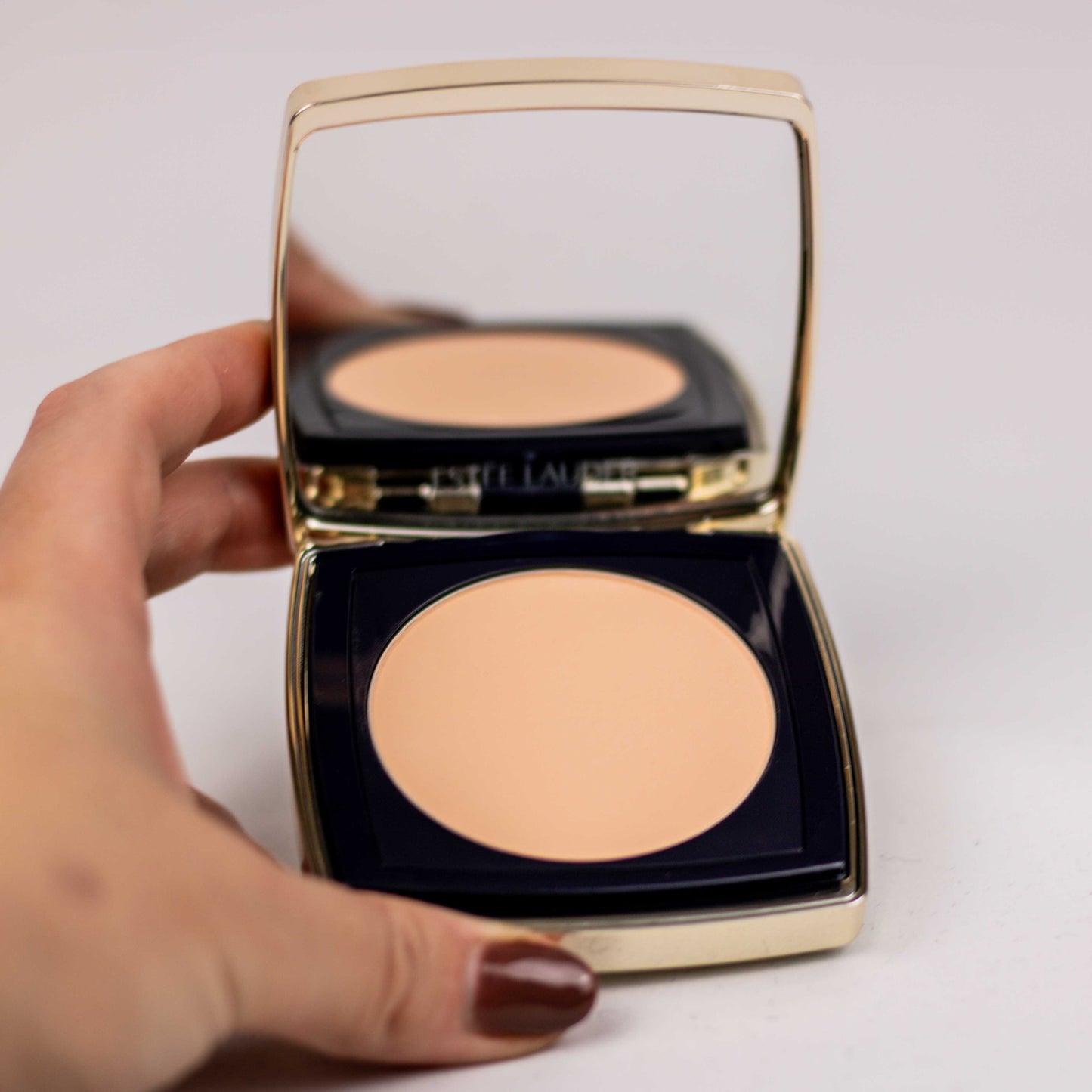 Estée Lauder Double Wear Stay in place matte powder foundation 1N1 Ivory Nude