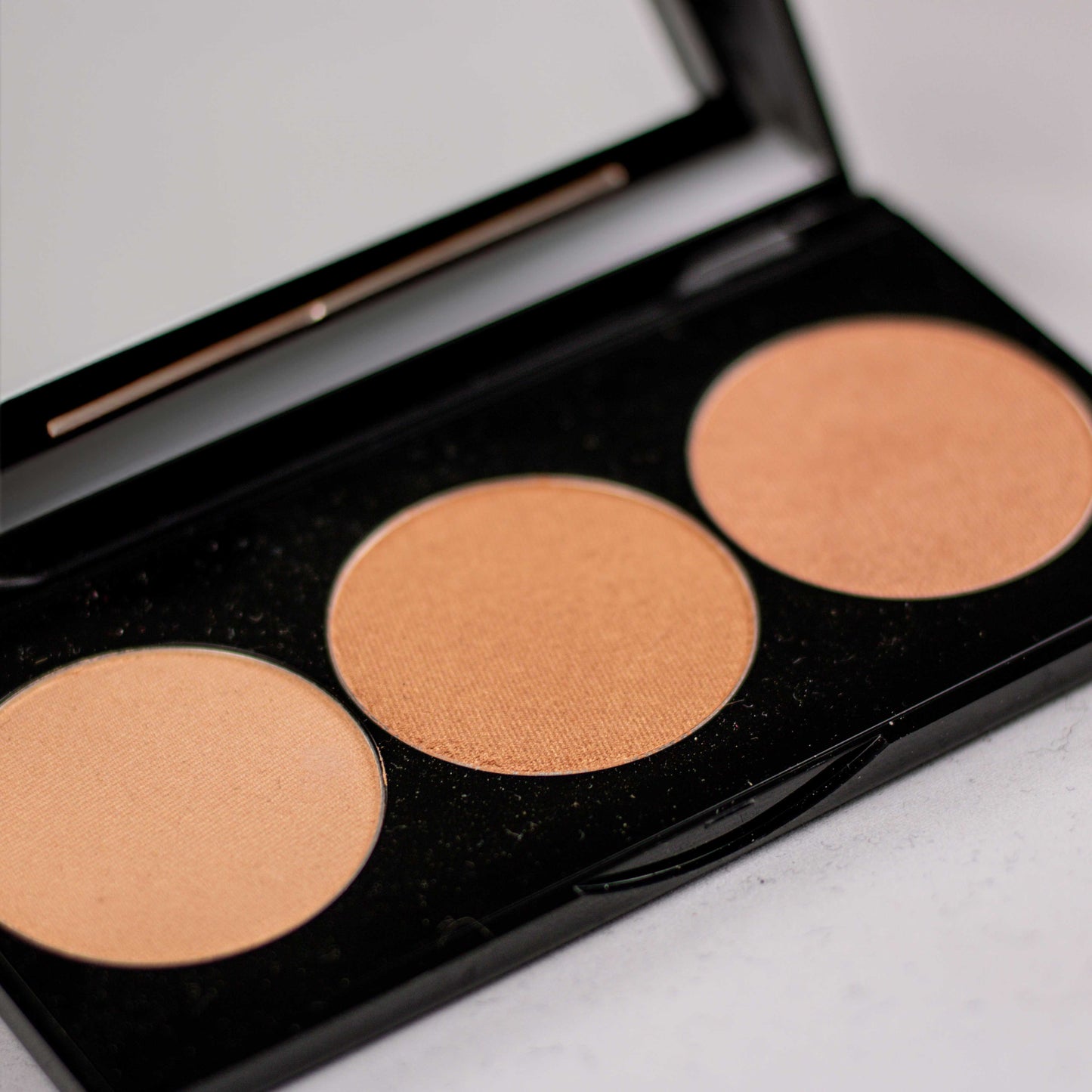 Smashbox Spotlight Palette Gold & Pearl | Luxe Highlighter Palette | Cecile Beauty
