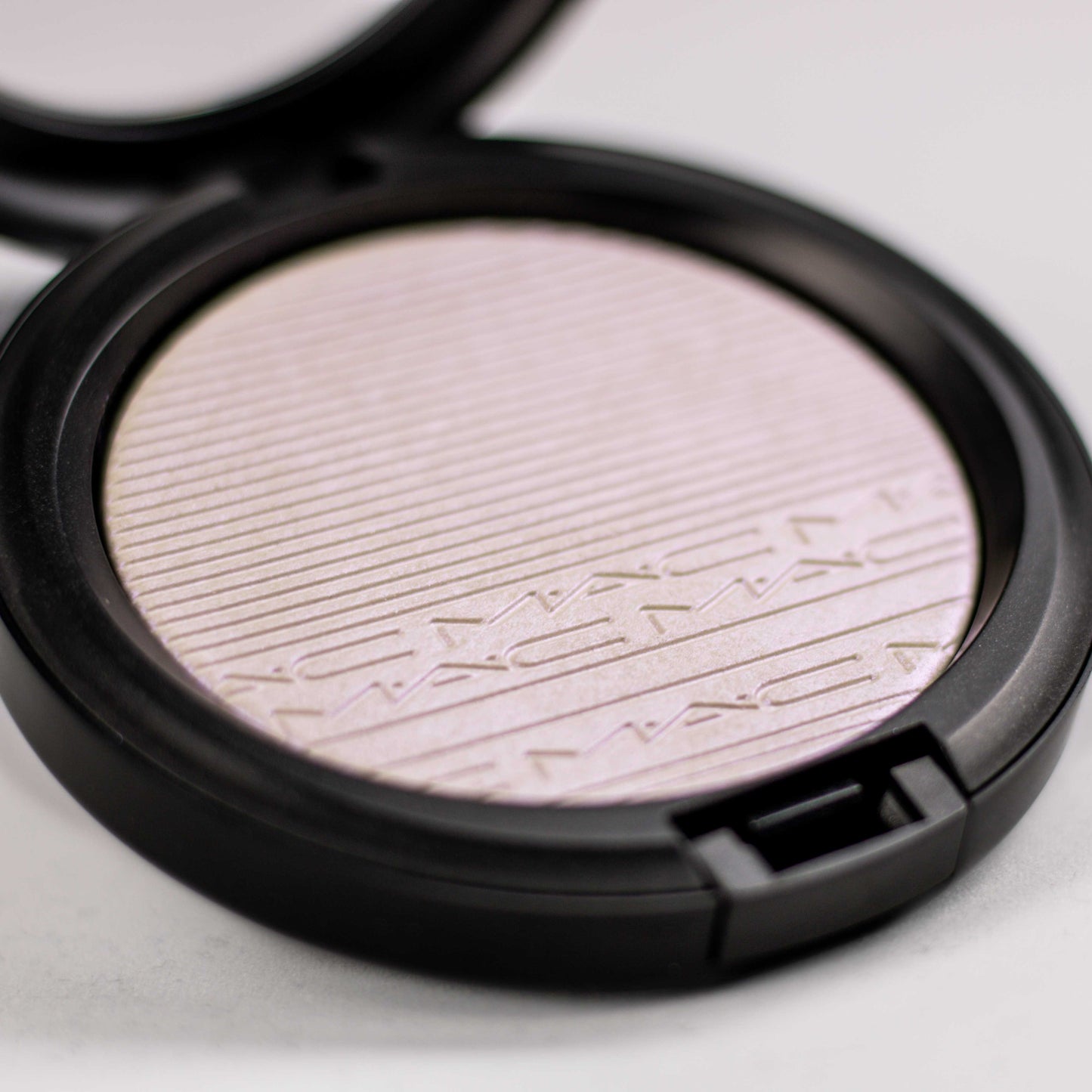 MAC Extra Dimension Skinfinish - Soft Frost