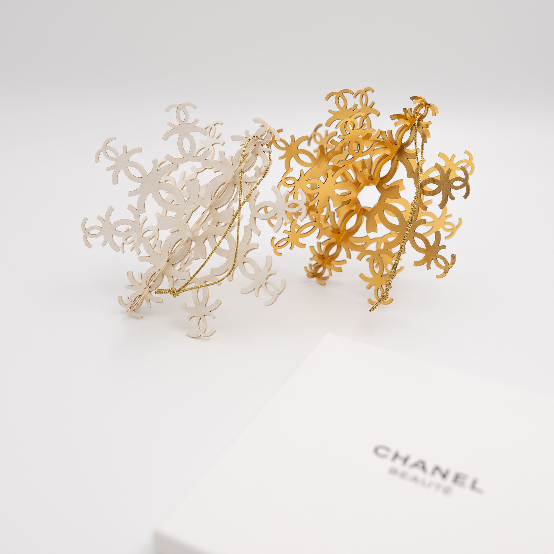 Chanel Snowflake Hanger Set Wit & Goud 