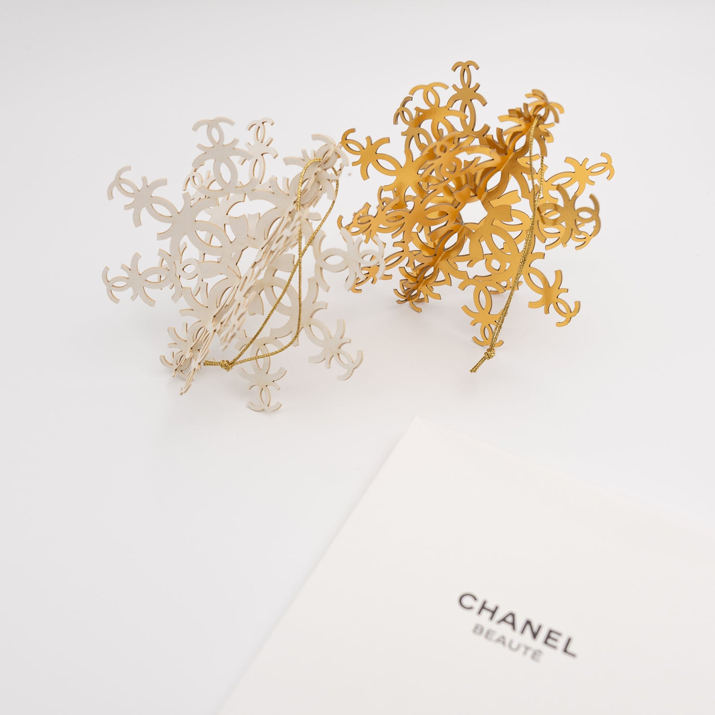 Chanel Snowflake Hanger Set Wit & Goud 