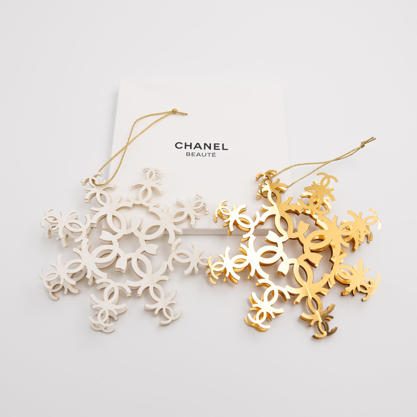 Chanel Snowflake Hanger Set Wit & Goud 